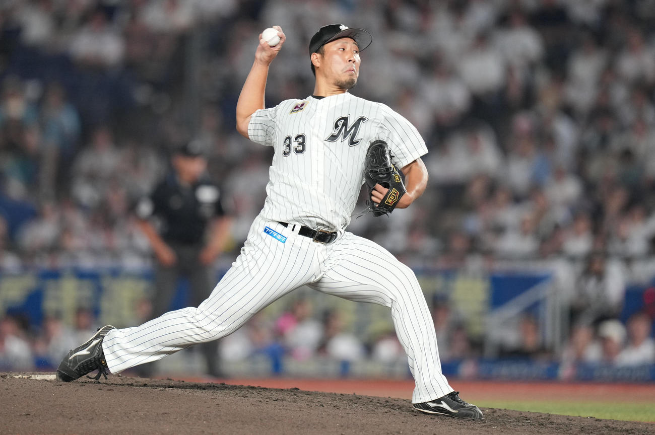 ロッテ対楽天　6回表から2番手で登板したロッテ八木（撮影・鈴木みどり）