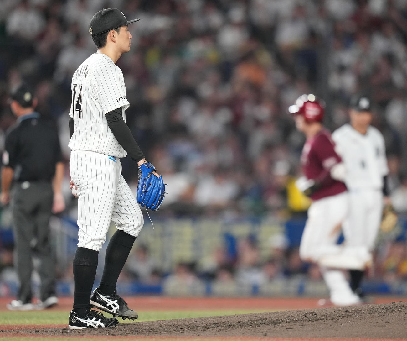 ロッテ対楽天　4回表楽天無死、伊藤裕に左越えソロ本塁打を浴びる小島（撮影・鈴木みどり）
