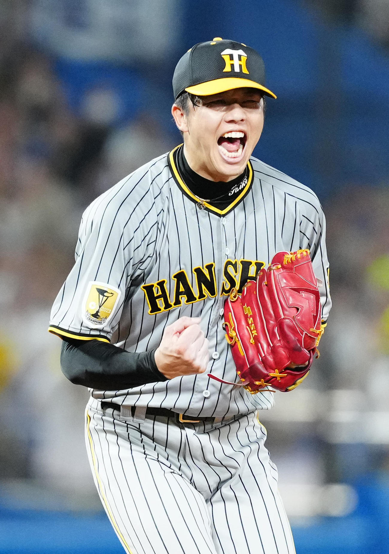 ヤクルト対阪神　5回裏ヤクルト2死一、二塁、宮本から空振り三振を奪いガッツポーズを見せる才木（撮影・江口和貴）