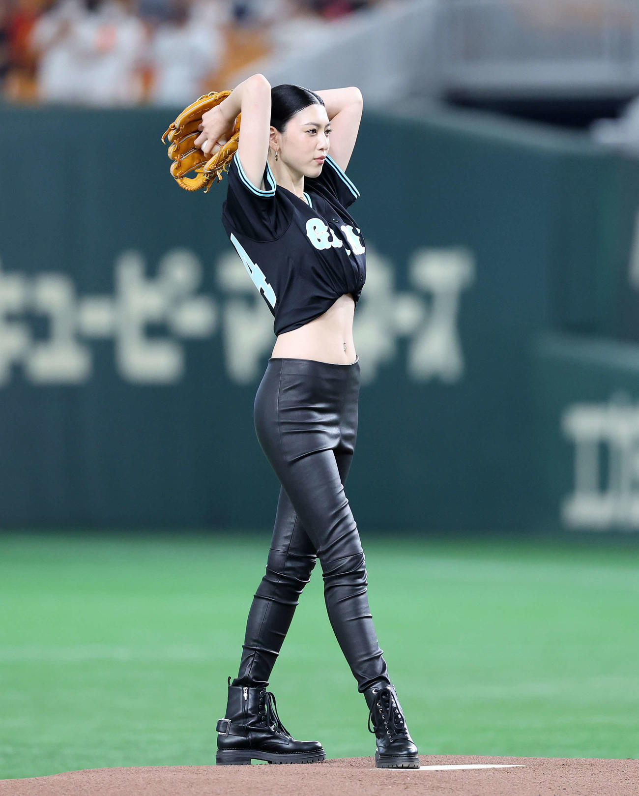 巨人対DeNA　セレモニアルピッチに臨む三吉彩花（撮影・鈴木正人）