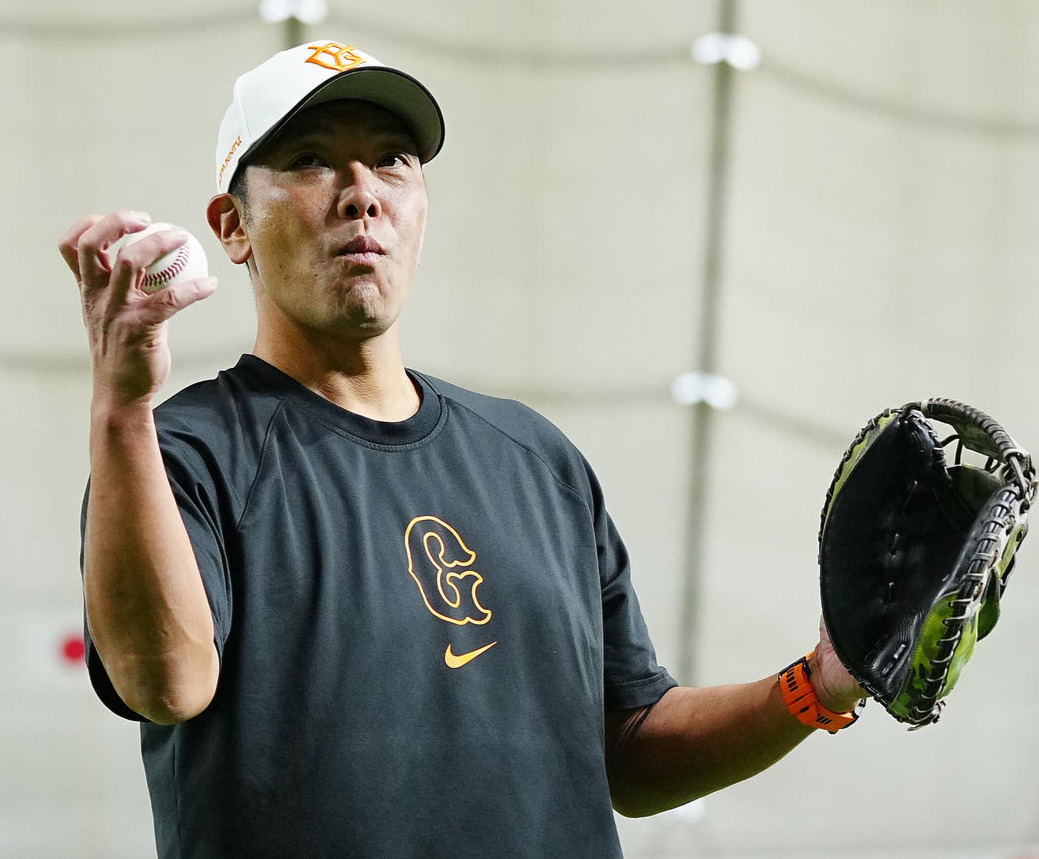 巨人対DeNA　試合前キャッチボールを行う巨人阿部監督（撮影・垰建太）