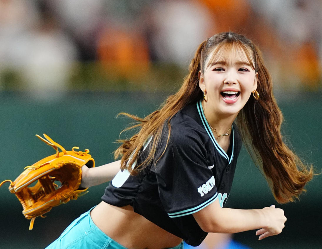 巨人対DeNA　セレモニアルピッチを務める藤田ニコル（撮影・垰建太）