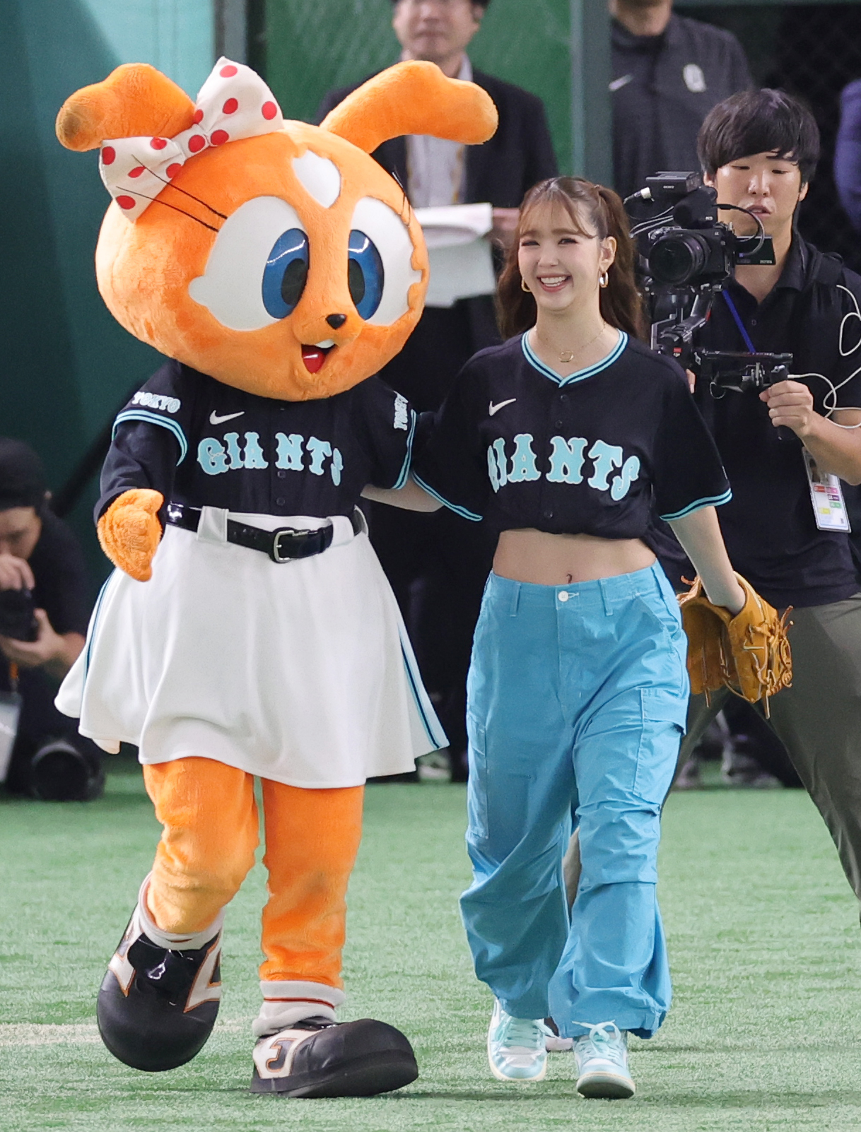 巨人対DeNA　セレモニアルピッチに登場した藤田ニコル（撮影・野上伸悟）