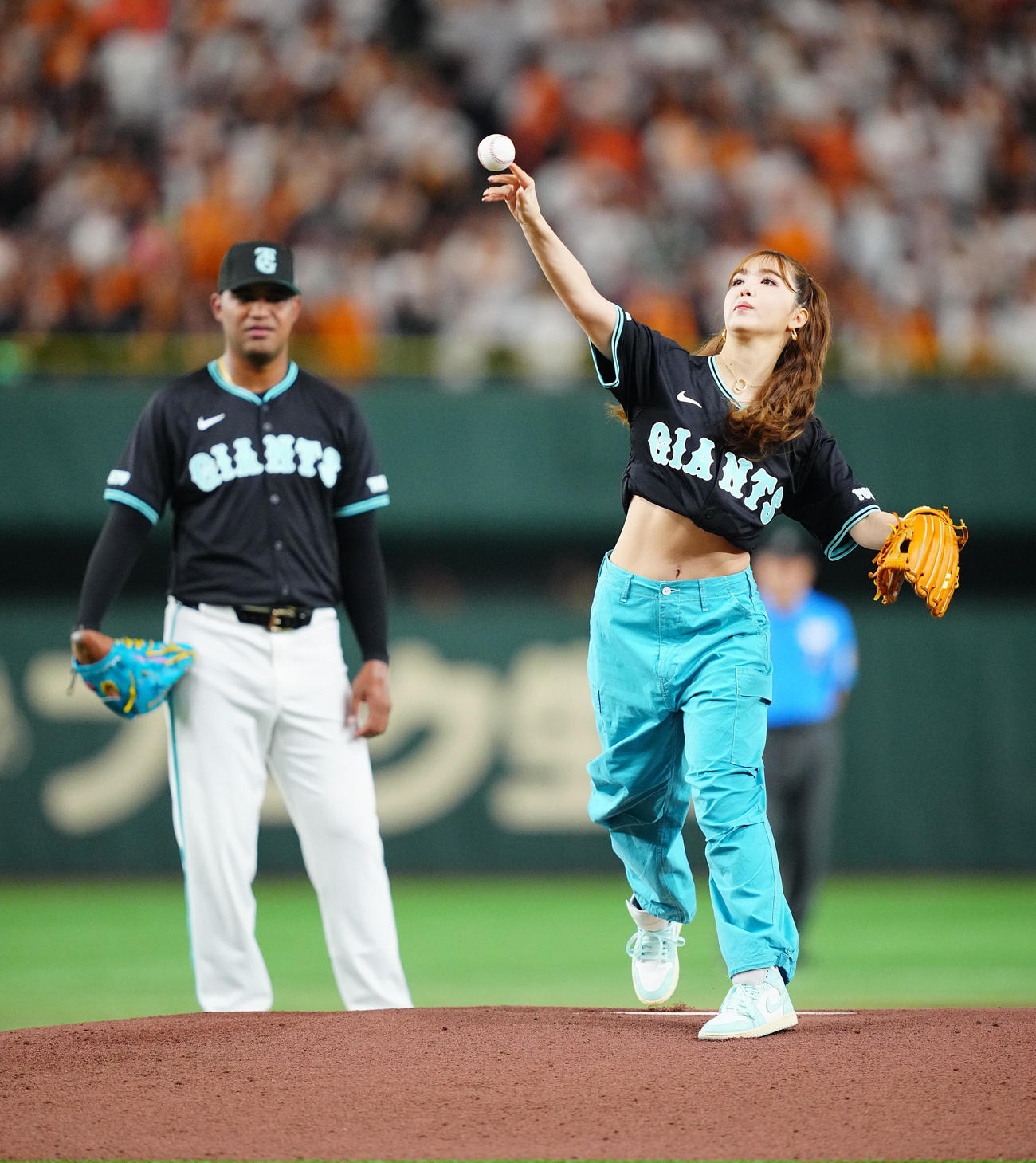巨人対DeNA　セレモニアルピッチを務める藤田ニコル（撮影・垰建太）