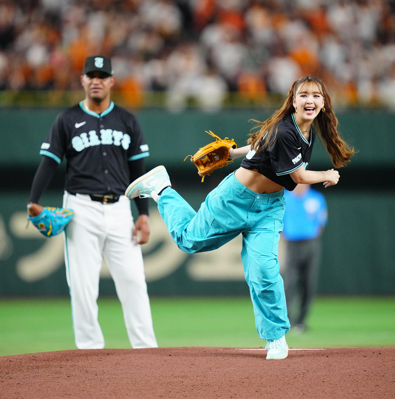 巨人対DeNA　セレモニアルピッチを務める藤田ニコル（撮影・垰建太）