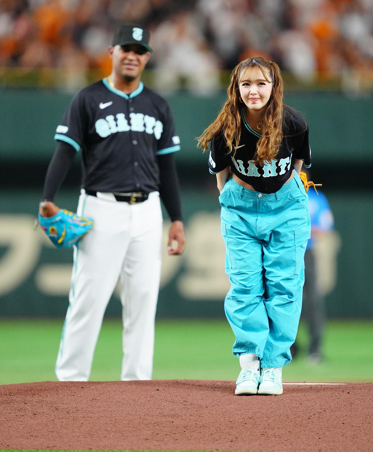 巨人対DeNA　セレモニアルピッチを務める藤田ニコル（撮影・垰建太）