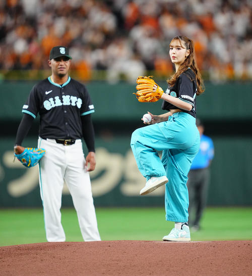巨人】藤田ニコル、へそ出し＆泣き顔始球式 ティファニーユニの選手に