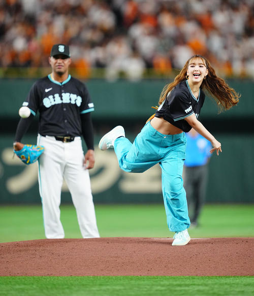 巨人】藤田ニコル、へそ出し＆泣き顔始球式 ティファニーユニの選手に