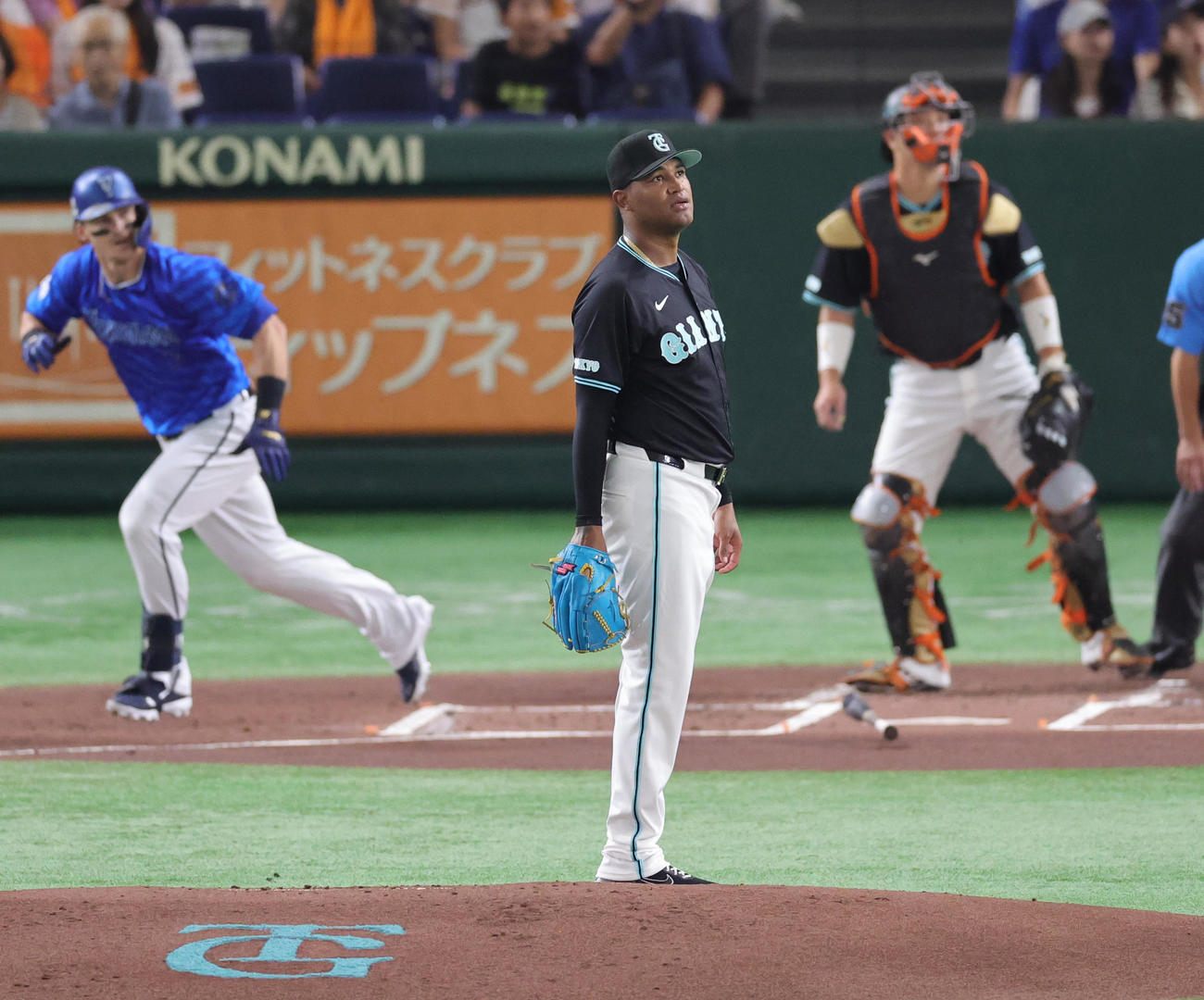 巨人対DeNA 1回表DeNA1死一、二塁、オースティンに先制左適時二塁打を許すメンデス（撮影・野上伸悟）