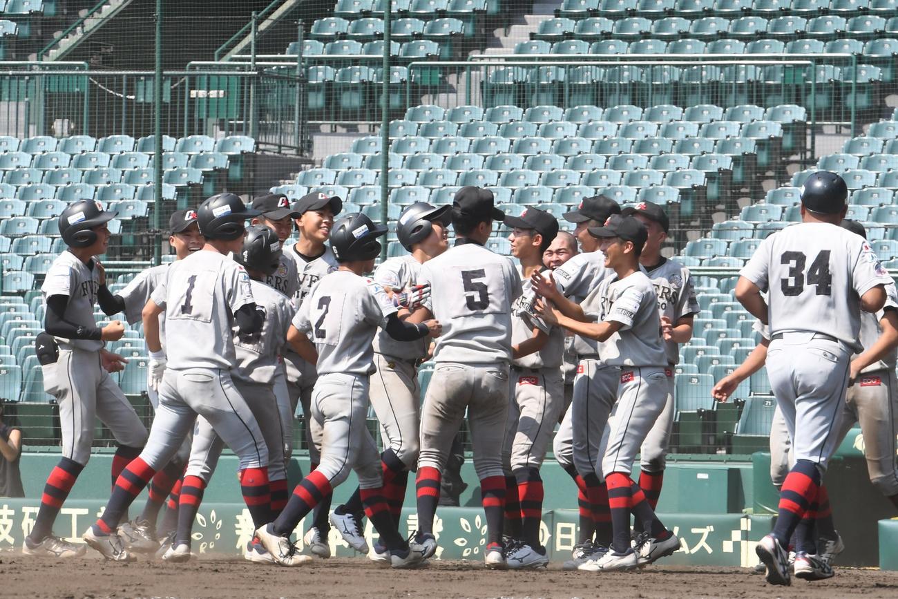 サヨナラ勝ちで優勝した瞬間、筑後リバーズのナインは殊勲打の牛嶋を出迎えた
