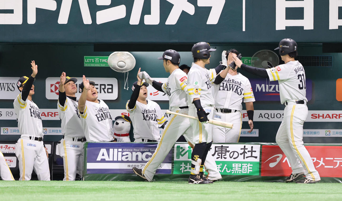 ソフトバンク対西武　2回裏ソフトバンク2死二、三塁、甲斐の先制中越え2点適時二塁打で生還した近藤と正木はベンチのナインとタッチ（撮影・鬼束羽瑠菜）
