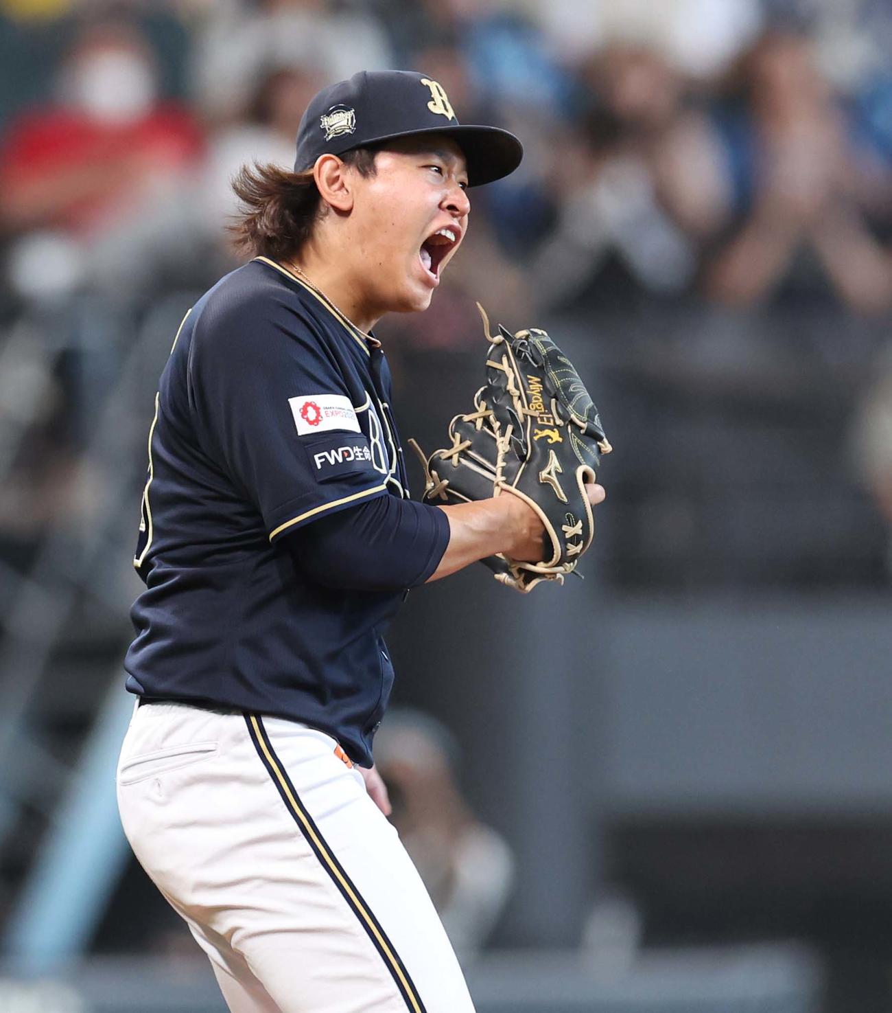 日本ハム対オリックス　7回裏日本ハム2死三塁、水野を三振にとり叫ぶ宮城（撮影・黒川智章）