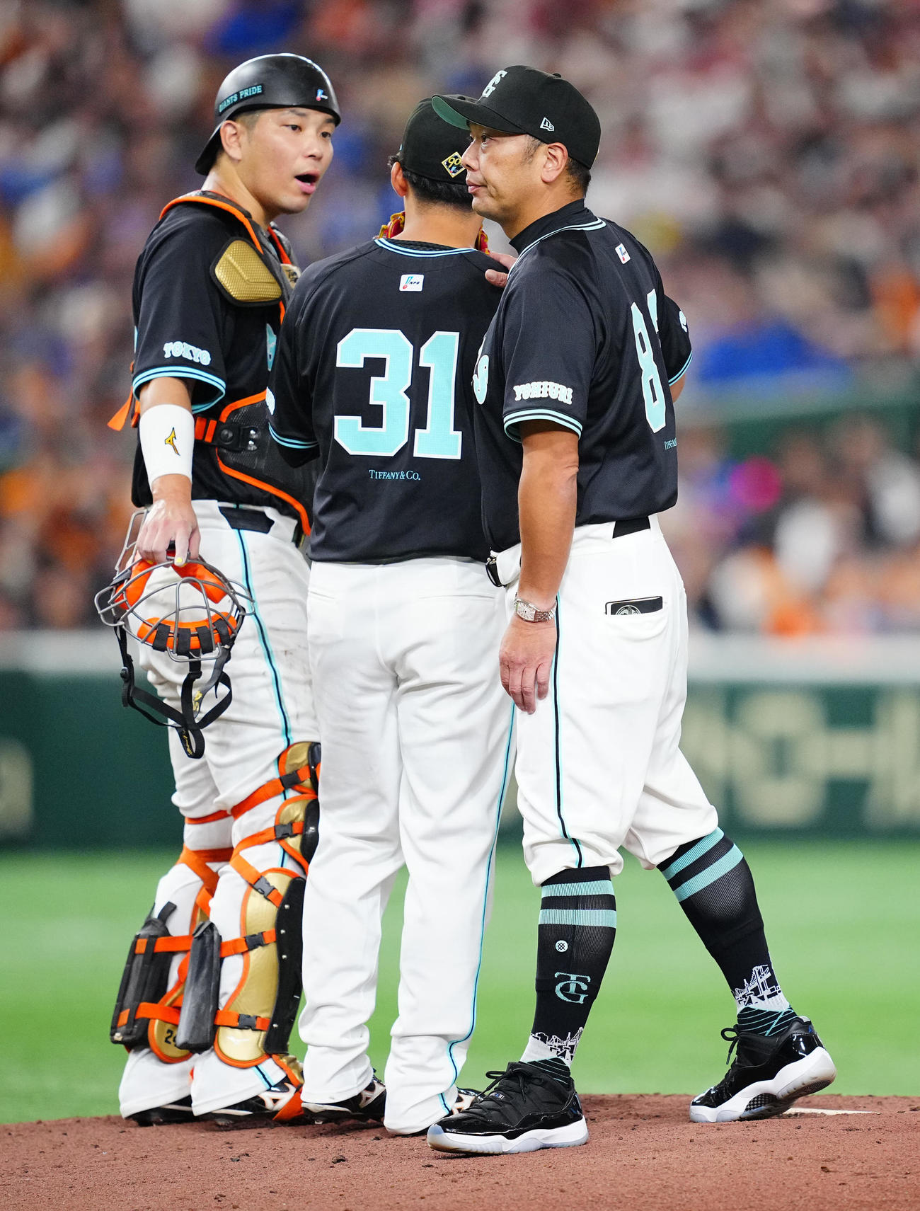 巨人対DeNA 1回表DeNA1死満塁、2番手赤星にマウンドを託す阿部監督（右）（撮影・垰建太）