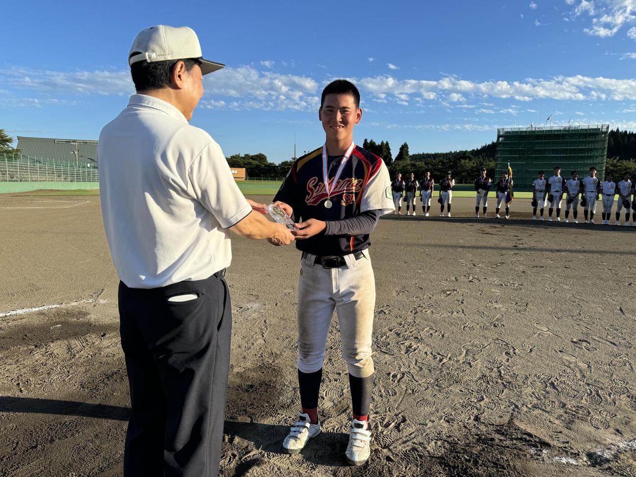 最優秀選手に選ばれ表彰された埼玉SPヤング春木煌士外野手