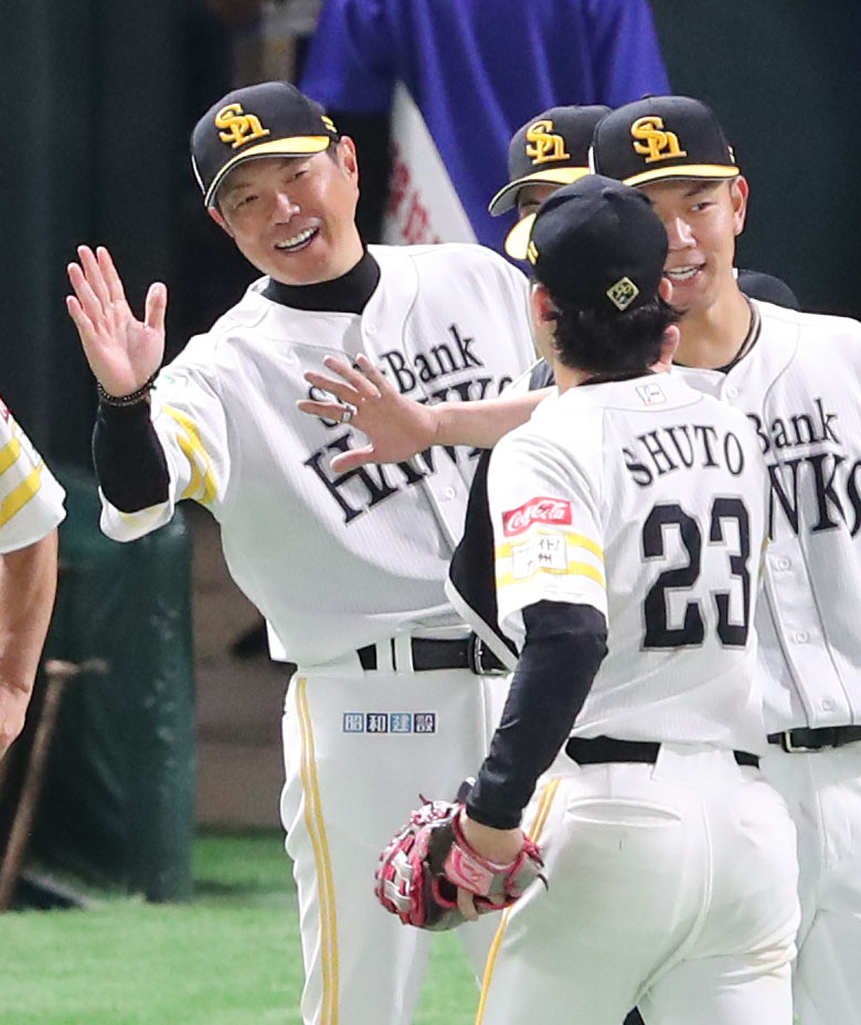ソフトバンク対西武　連敗をストップさせ笑顔でナインを出迎える小久保監督（撮影・梅根麻紀）