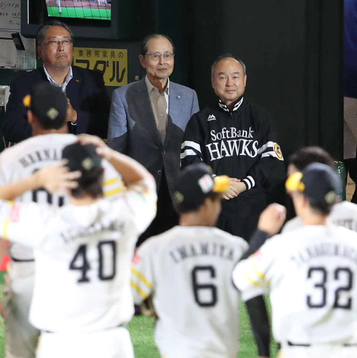 ソフトバンク対西武　勝利したナインを迎えるソフトバンク孫会長と王球団会長（撮影・梅根麻紀）