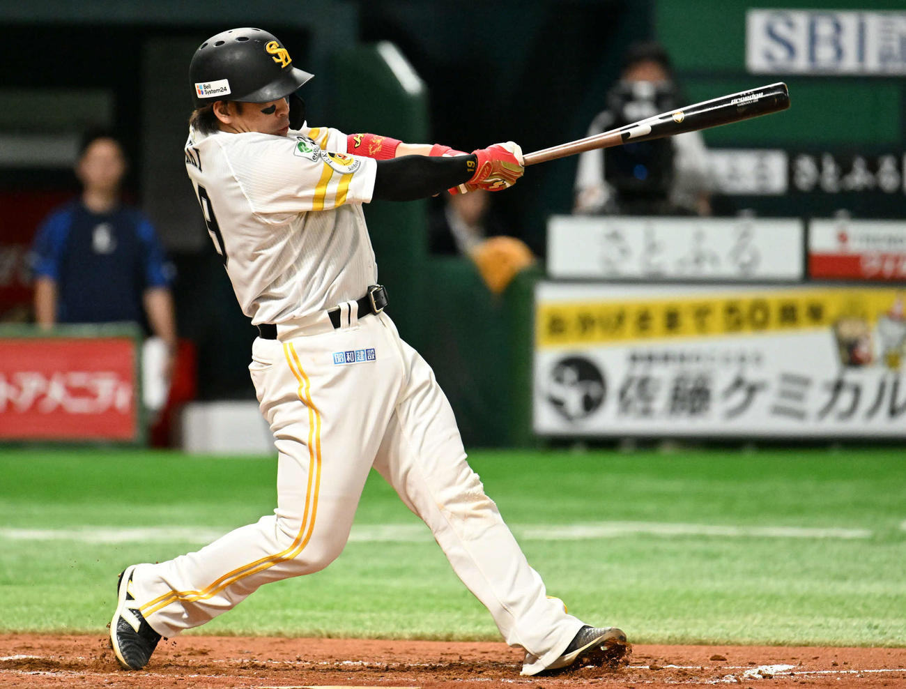 ソフトバンク対西武　2回裏ソフトバンク2死二、三塁、甲斐は先制2点適時打を放つ（撮影・林敢治）