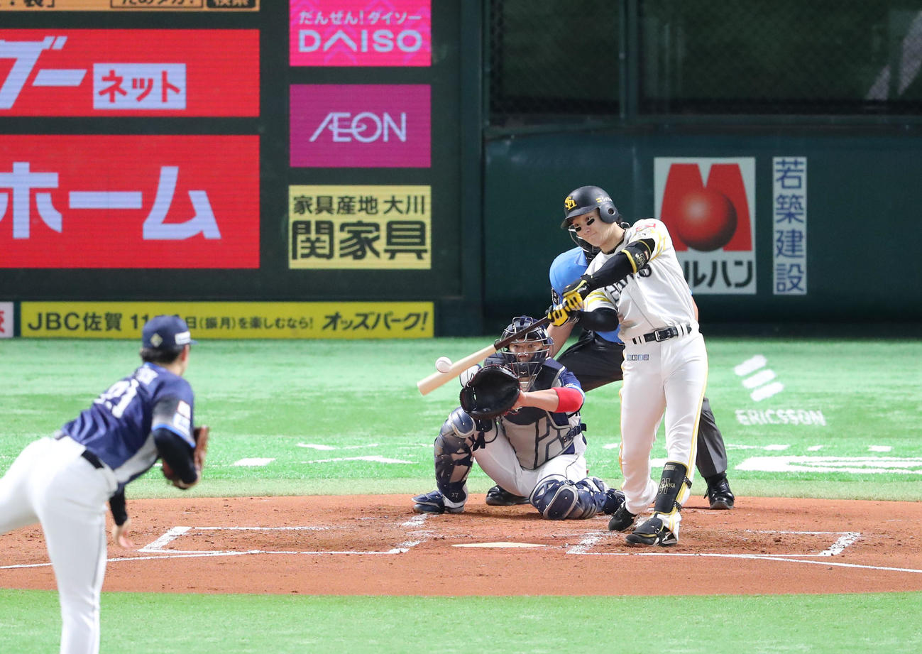 ソフトバンク対西武　2回裏ソフトバンク1死一塁、正木は左前安打を放つ（撮影・梅根麻紀）