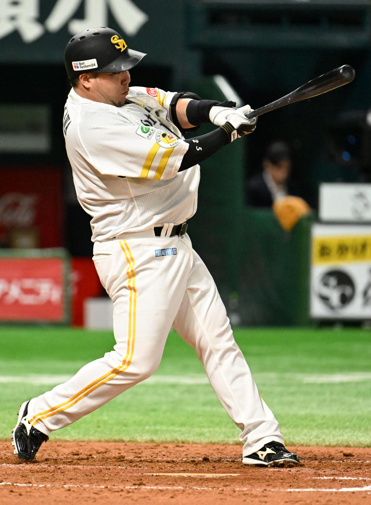 ソフトバンク対西武　4回裏ソフトバンク無死、山川は左前安打を放つ（撮影・林敢治）