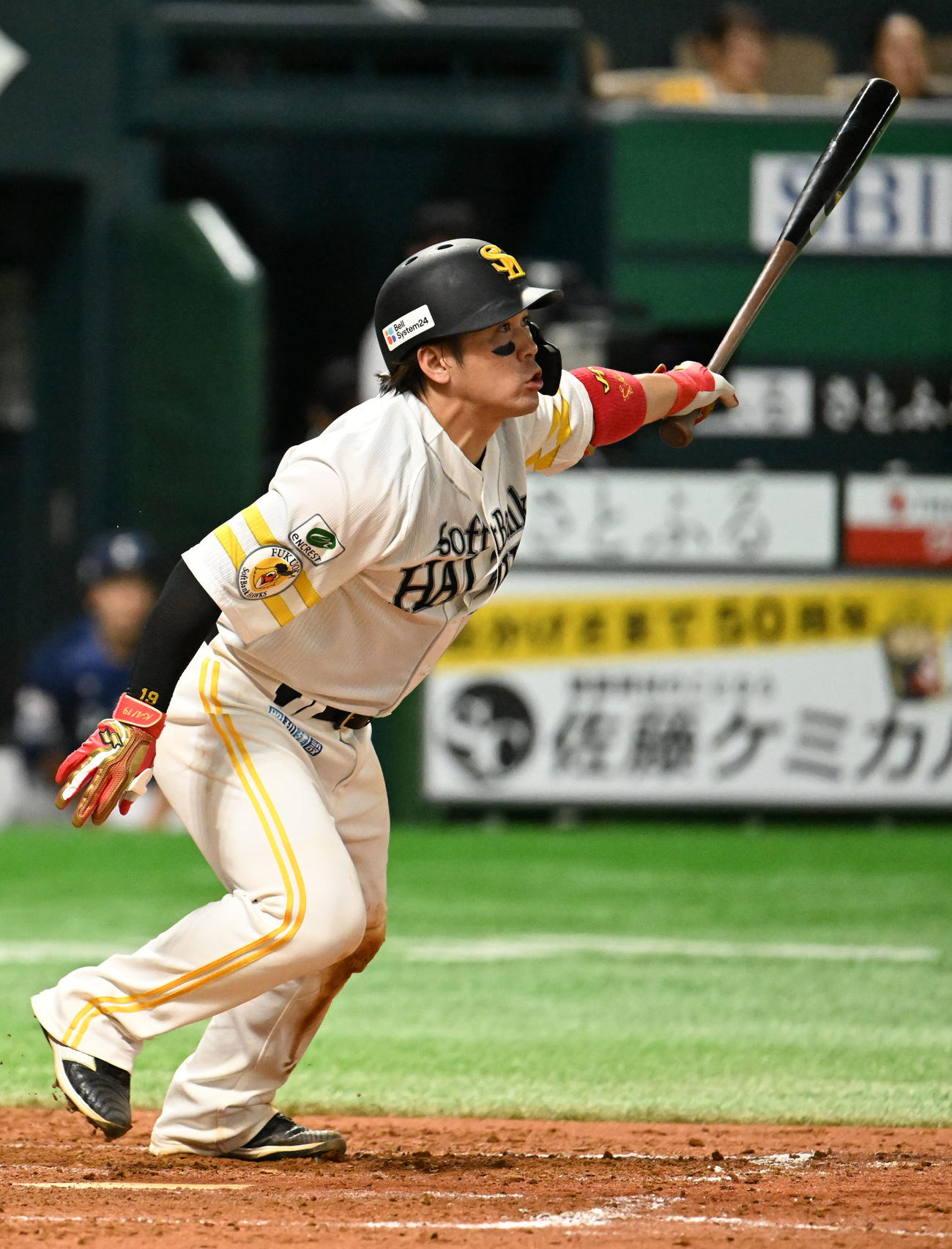 ソフトバンク対西武　5回裏ソフトバンク無死一塁、甲斐は右前に安打を放つ（撮影・林敢治）