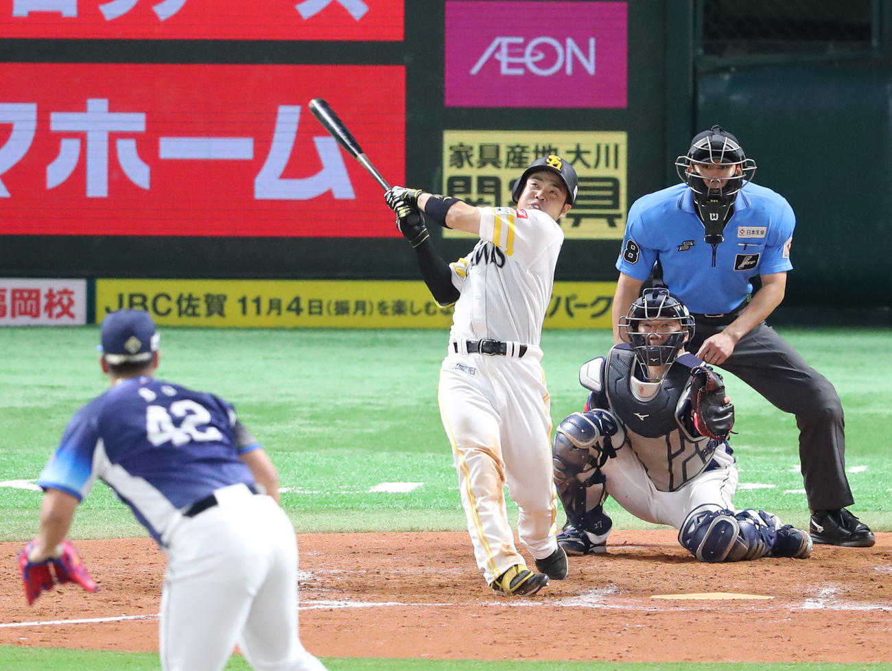 ソフトバンク対西武　8回裏ソフトバンク1死一、三塁、近藤は右犠飛を放つ（撮影・梅根麻紀）