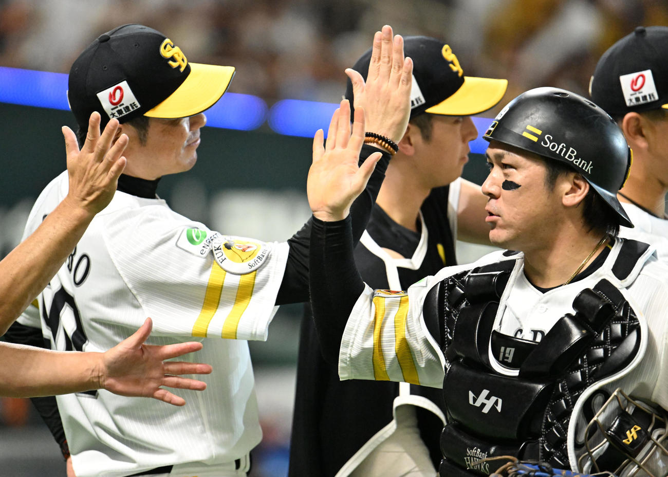 ソフトバンク対西武　勝利を収め小久保監督（左）とタッチを交わす甲斐（撮影・林敢治）