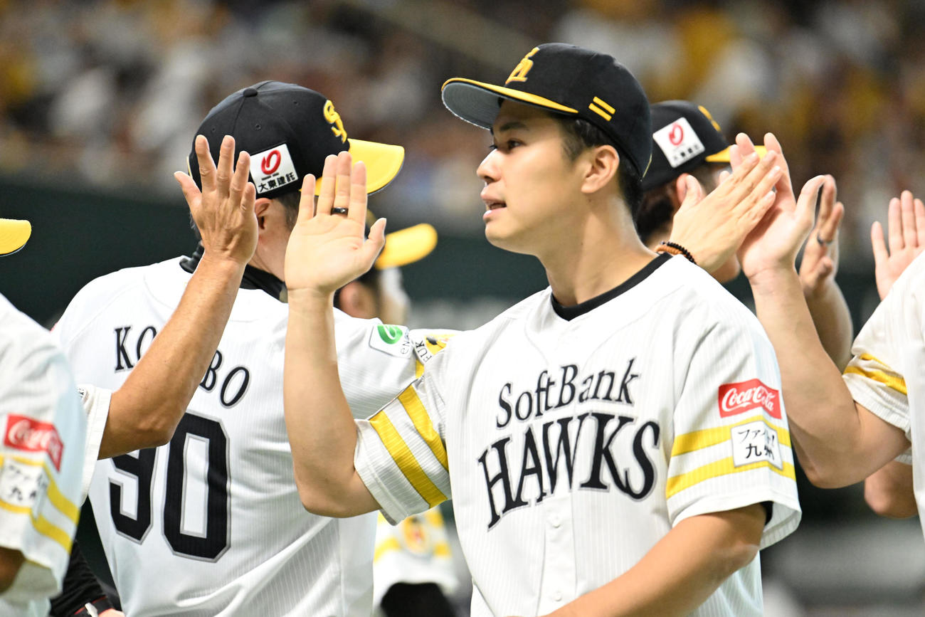 ソフトバンク対西武　勝利を収め仲間とタッチを交わす松本晴（右）（撮影・林敢治）