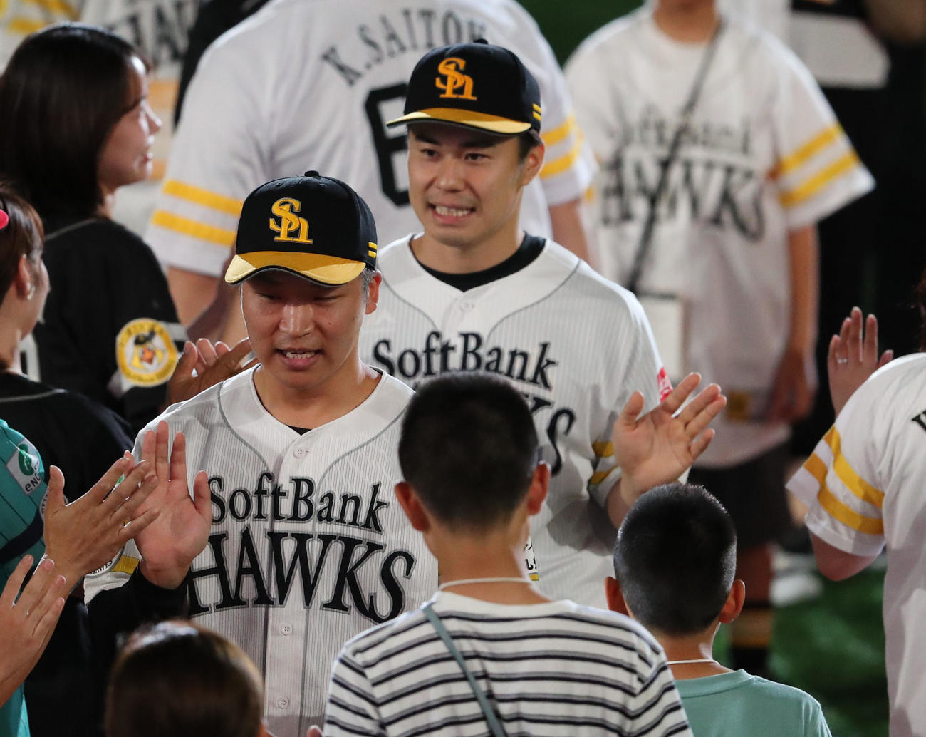 ソフトバンク対西武　ヒーローになった松本晴と長谷川（手前）はファンとハイタッチ（撮影・梅根麻紀）