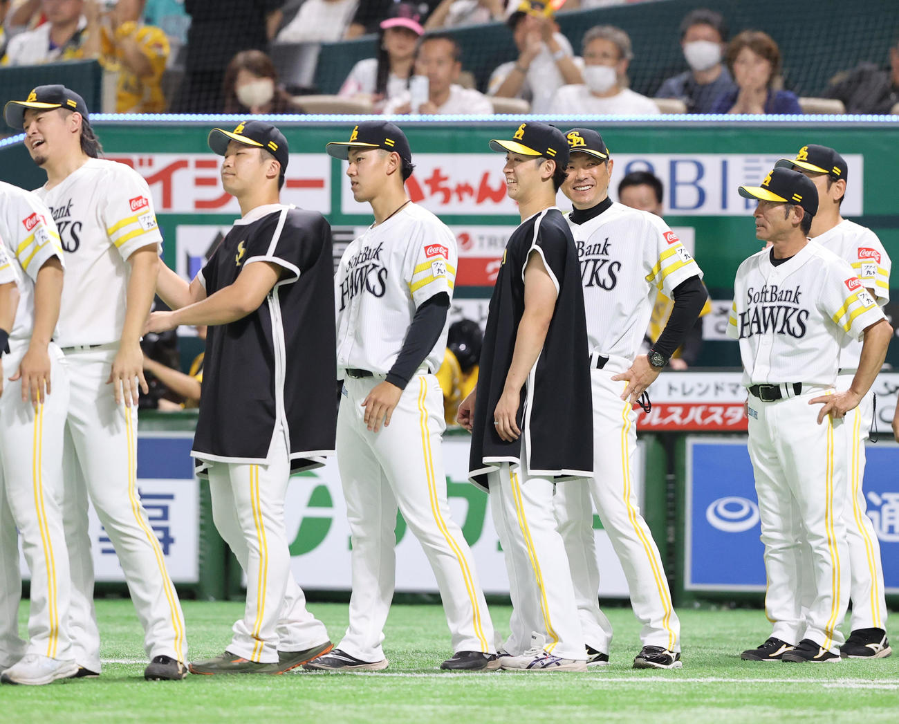 ソフトバンク対西武　西武に勝利し笑顔の小久保監督（右から2番目）と大山（撮影・鬼束羽瑠菜）