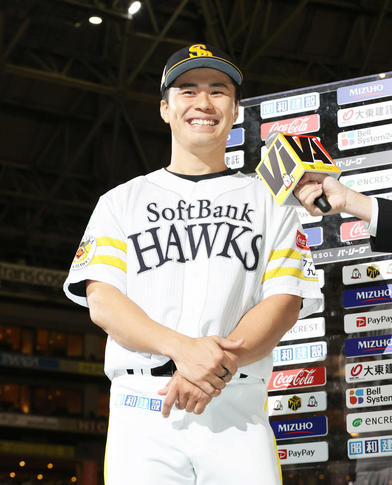 ソフトバンク対西武　ヒーローインタビューで笑顔を見せる松本晴（撮影・鬼束羽瑠菜）