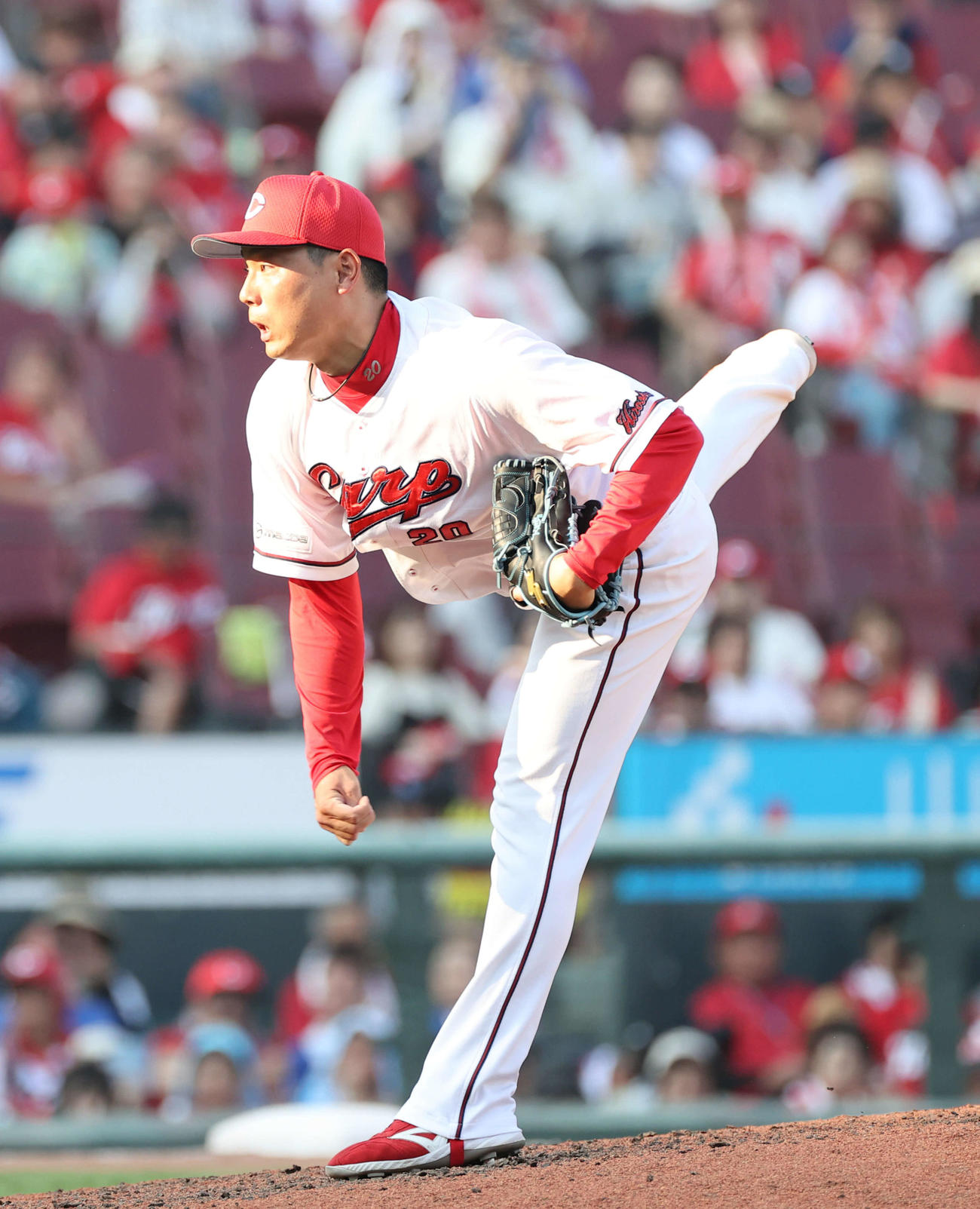 広島対中日　9回表中日、広島6番手で登板する栗林（撮影・加藤孝規）