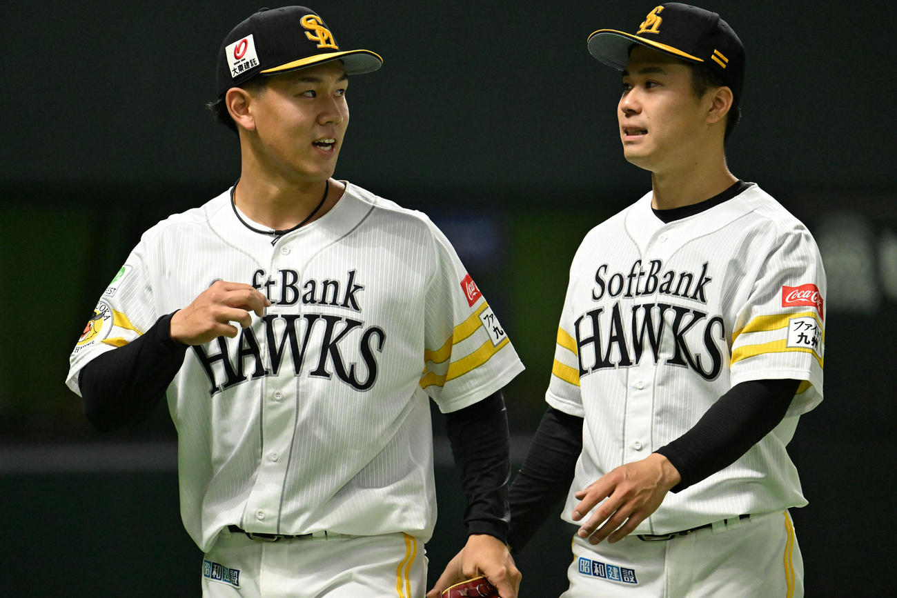 ソフトバンク対西武　6回表終わり、松本晴（右）と岩井（撮影・林敢治）