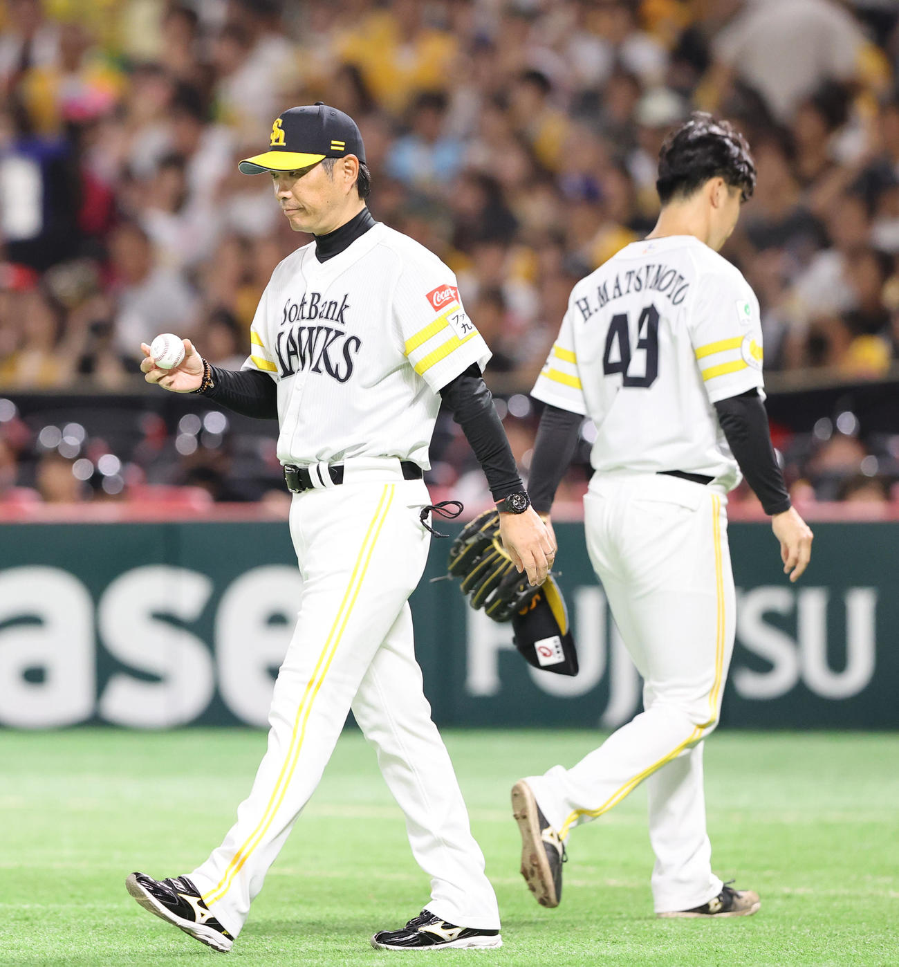 ソフトバンク対西武　6回表西武2死一、二塁、マウンドに向かう小久保監督（手前）と降板する松本晴（撮影・鬼束羽瑠菜）