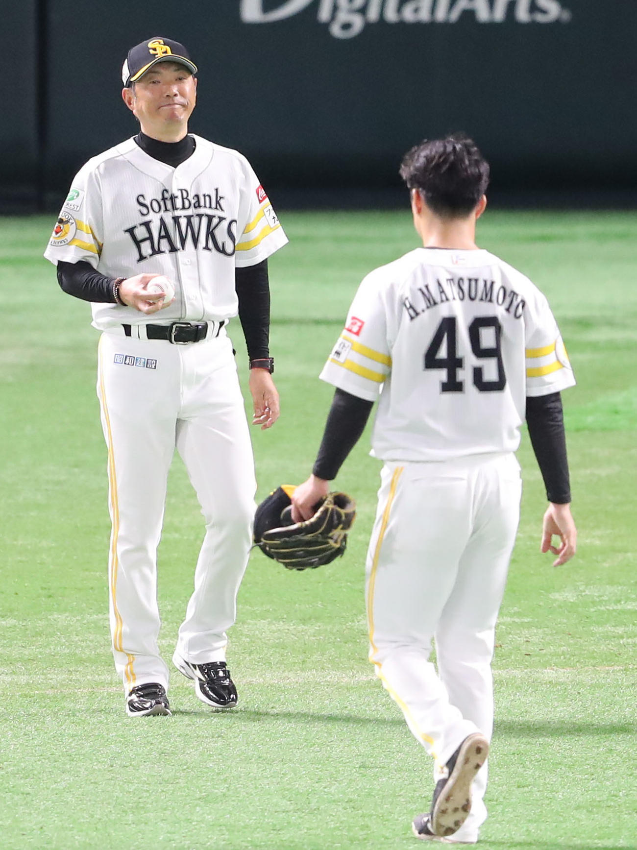 ソフトバンク対西武　5回途中、投手交代を審判に告げた小久保監督は自らマウンドに向かう、降板の松本晴に声をかける（撮影・梅根麻紀）