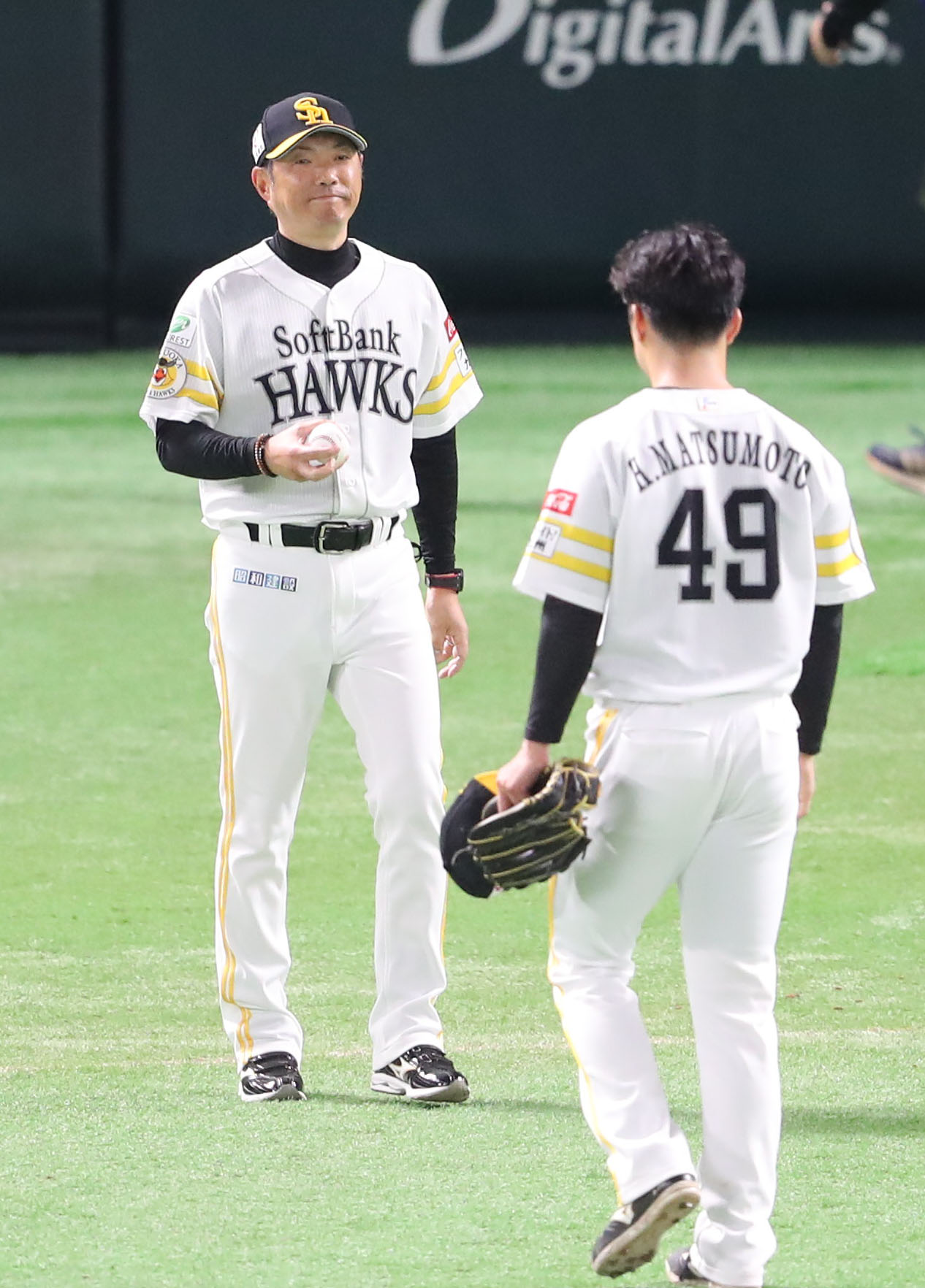 ソフトバンク対西武　5回途中、投手交代を審判に告げた小久保監督は自らマウンドに向かう、降板の松本晴に声をかける（撮影・梅根麻紀）