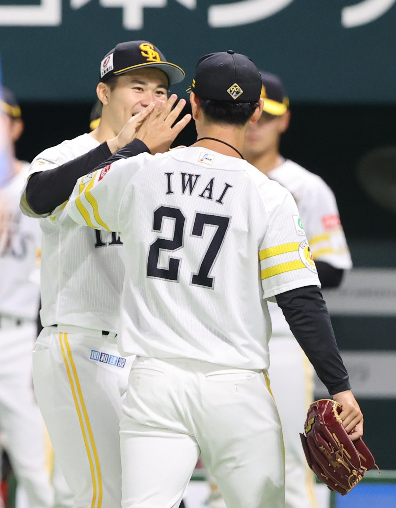 ソフトバンク対西武　6回表西武2死一、二塁、外崎を左飛に抑えた岩井（手前）は松本晴とタッチをかわす（撮影・鬼束羽瑠菜）