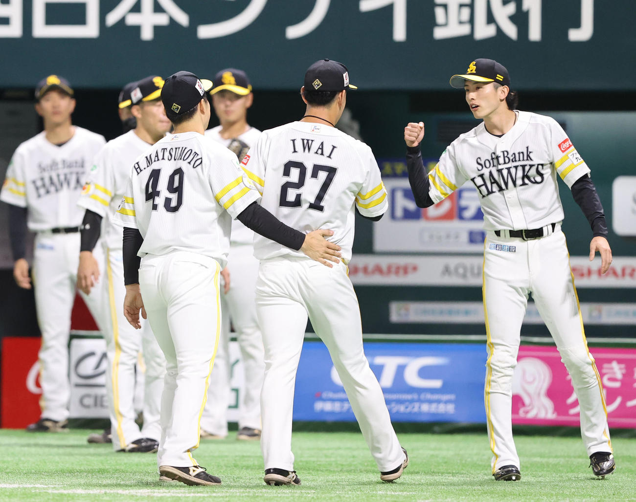ソフトバンク対西武　6回表西武2死一、二塁、外崎を左飛に抑えた岩井（中央）をねぎらう松本晴（撮影・鬼束羽瑠菜）
