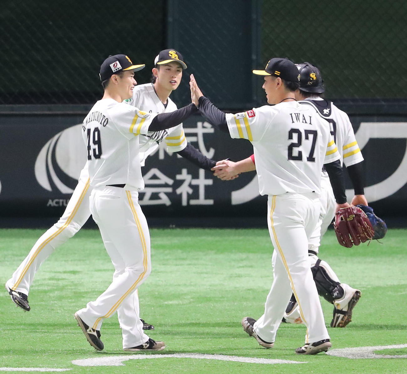 ソフトバンク対西武　6回表西武2死一、二塁、外崎を左飛に仕留めた岩井を出迎える松本晴（撮影・梅根麻紀）
