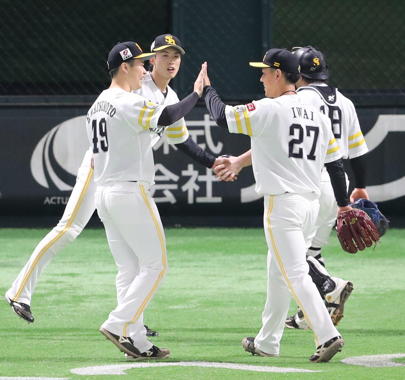 ソフトバンク対西武　6回表西武2死一、二塁、外崎を左飛に仕留めた岩井を出迎える松本晴（撮影・梅根麻紀）