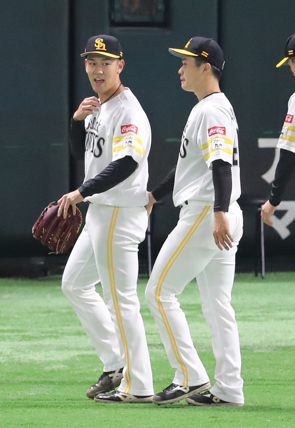 ソフトバンク対西武　6回表西武2死一、二塁、外崎を左飛に仕留めた岩井を出迎える松本晴（撮影・梅根麻紀）