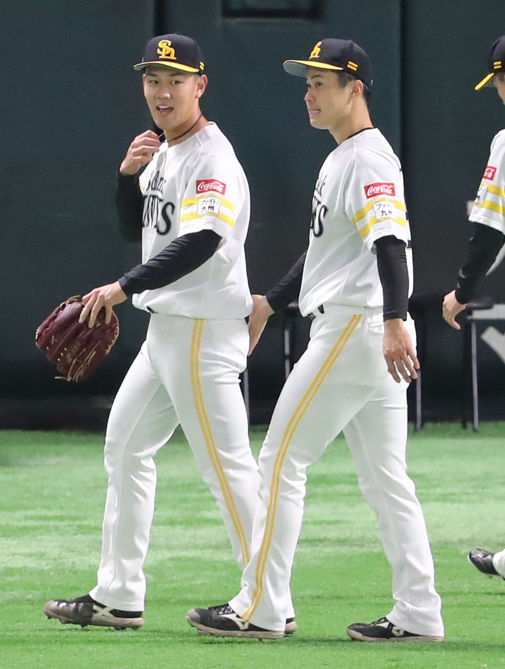 ソフトバンク対西武　6回表西武2死一、二塁、外崎を左飛に仕留めた岩井を出迎える松本晴（撮影・梅根麻紀）