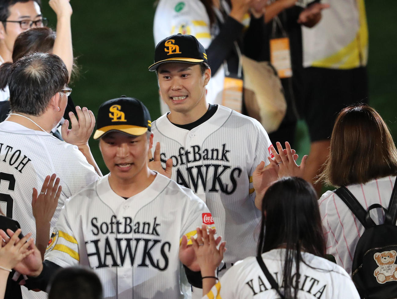 ソフトバンク対西武　ヒーローになった松本晴と長谷川（手前）はファンとハイタッチ（撮影・梅根麻紀）