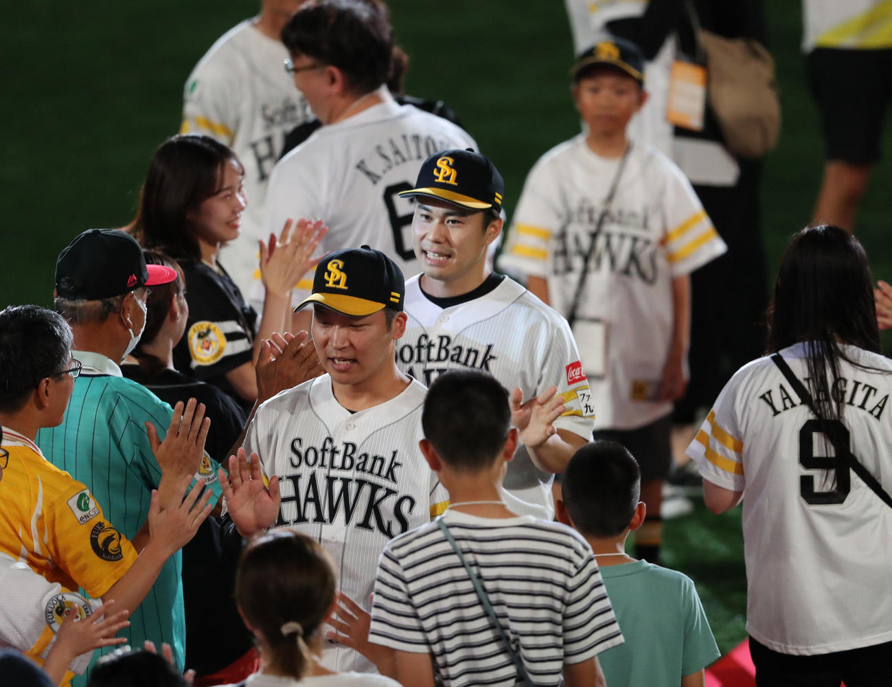ソフトバンク対西武　ヒーローになった松本晴と長谷川（手前）はファンとハイタッチ（撮影・梅根麻紀）