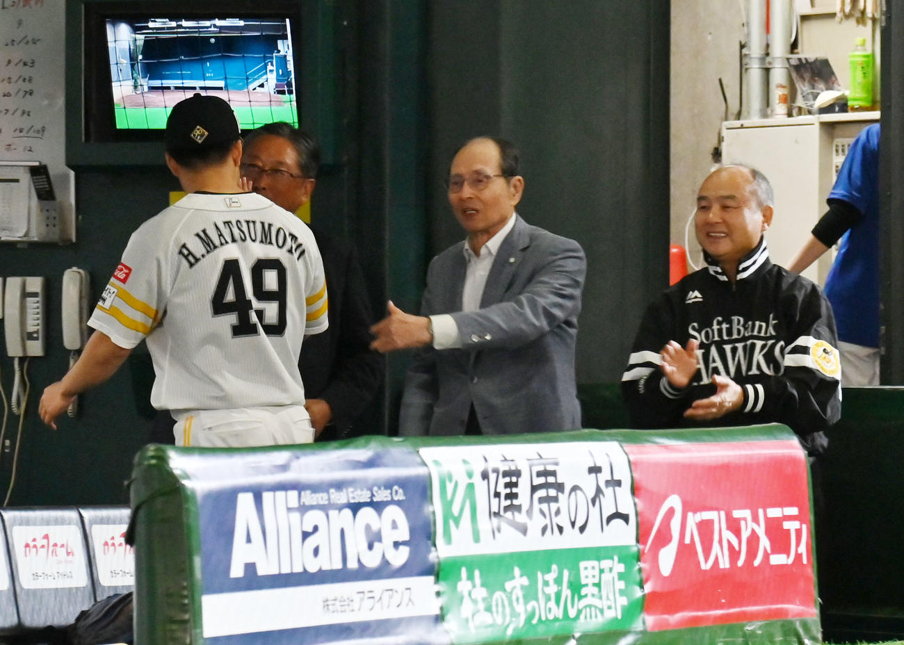 ソフトバンク対西武　勝利を収め（右から）孫、王会長らとタッチを交わす松本晴（撮影・林敢治）