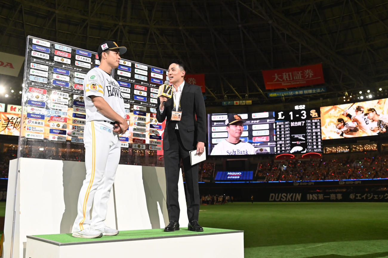 ソフトバンク対西武　ヒーローインタビューに応じる松本晴（左）（撮影・林敢治）