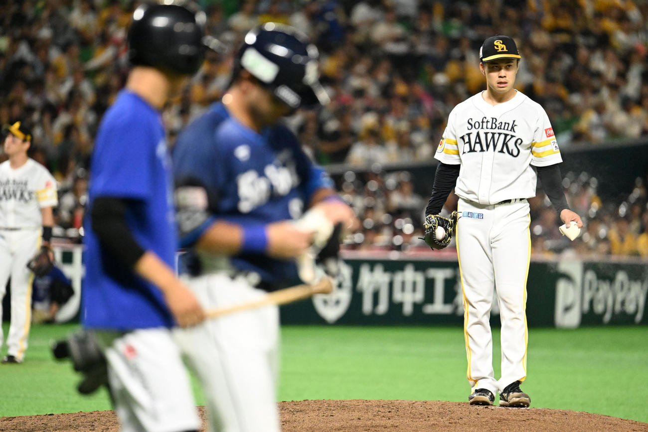 ソフトバンク対西武　5回表西武無死、松本晴（右）は外崎に死球を与える（撮影・林敢治）