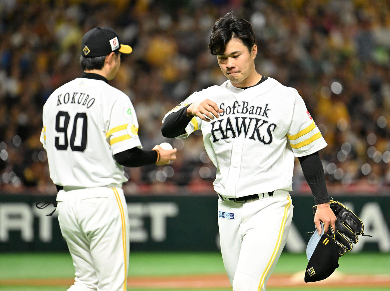 ソフトバンク対西武　6回表西武2死一、二塁、マウンドをあとにする松本晴（右）（撮影・林敢治）