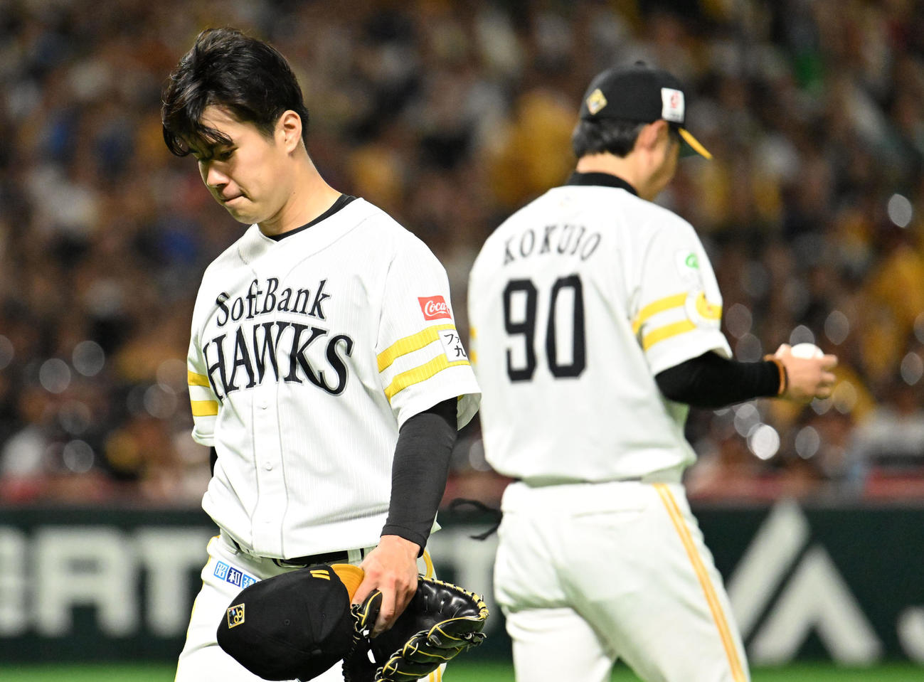 ソフトバンク対西武　6回表西武2死一、二塁、マウンドをあとにする松本晴（左）（撮影・林敢治）