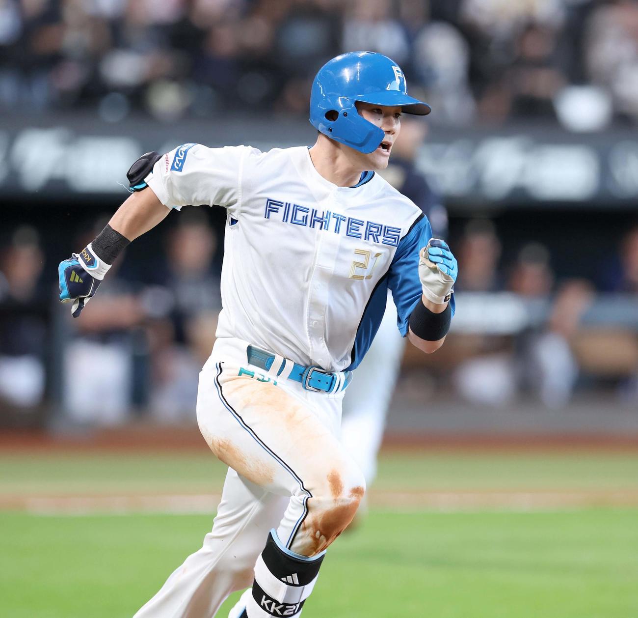日本ハム対オリックス　9回裏日本ハム1死二、三塁、右前適時打を放つ清宮（撮影・黒川智章）