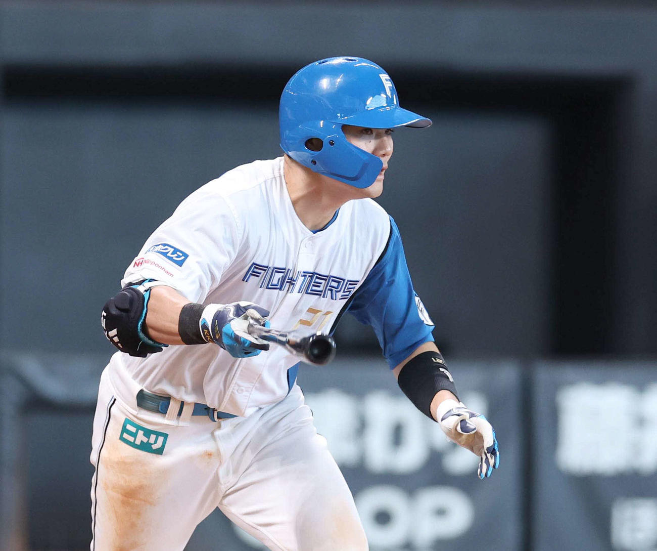 日本ハム対オリックス　9回裏日本ハム1死二、三塁、右前適時打を放つ清宮（撮影・黒川智章）